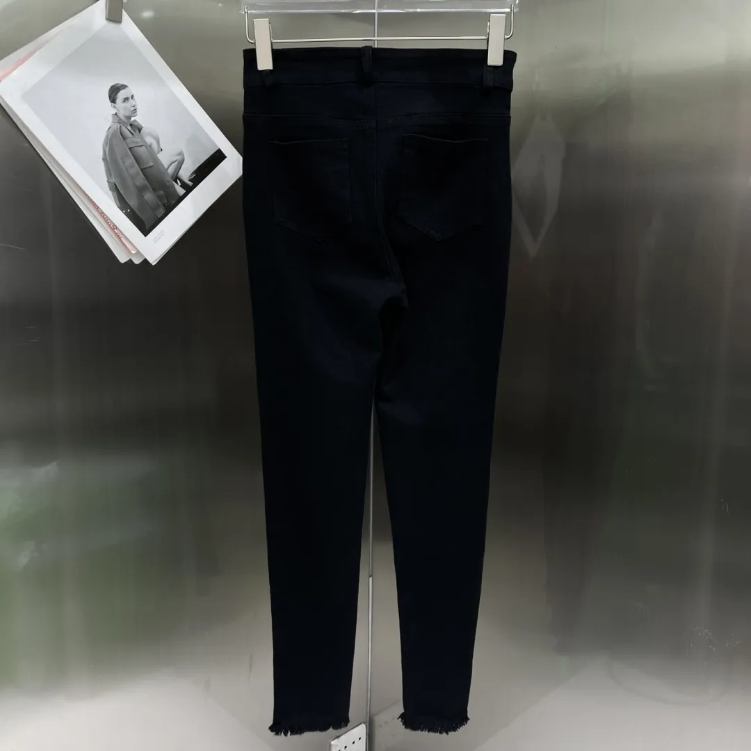 Осенние женские черные джинсы с высокой талией и металлической цепочкой из эластичной ткани с узкими штанинами 2023 г.
