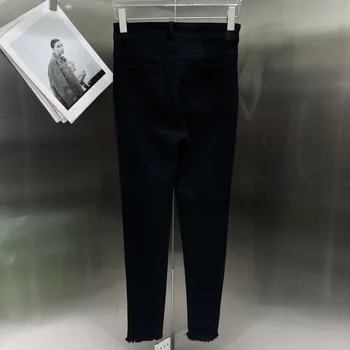 Осенние женские черные джинсы с высокой талией и металлической цепочкой из эластичной ткани с узкими штанинами 2023 г.
